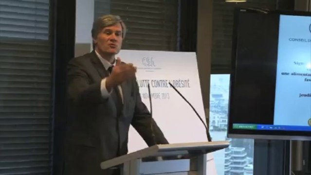 Stéphane Le Foll signe la charte alimentaire du CSA