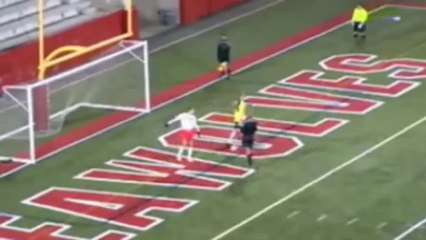 Portiere fa la ruota durante un calcio di rigore, ma poi...