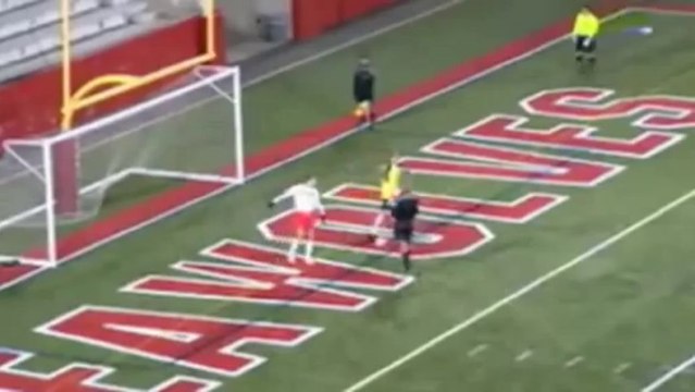 Portiere fa la ruota durante un calcio di rigore, ma poi...