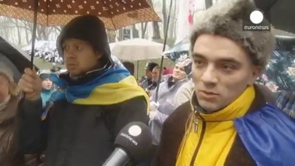 Télécharger la video: Ukraine: face-à-face musclé entre policiers et manifestants pro-européens