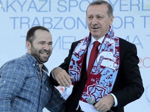 Başbakan'ın Boynuna Atkı Takan Taraftar Yasaklı Çıktı