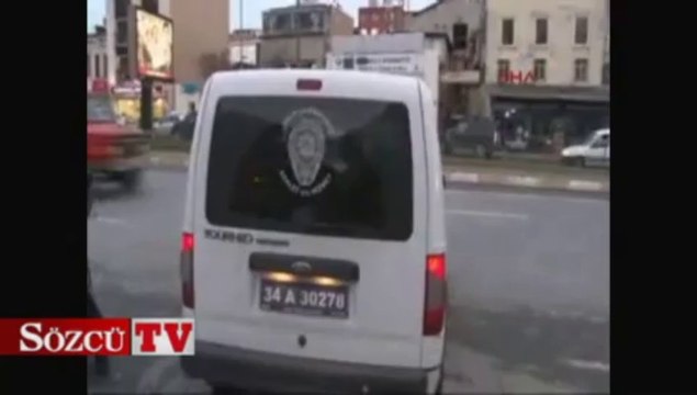 Yolda yürürken, boynundaki kolyeyi çaldılar