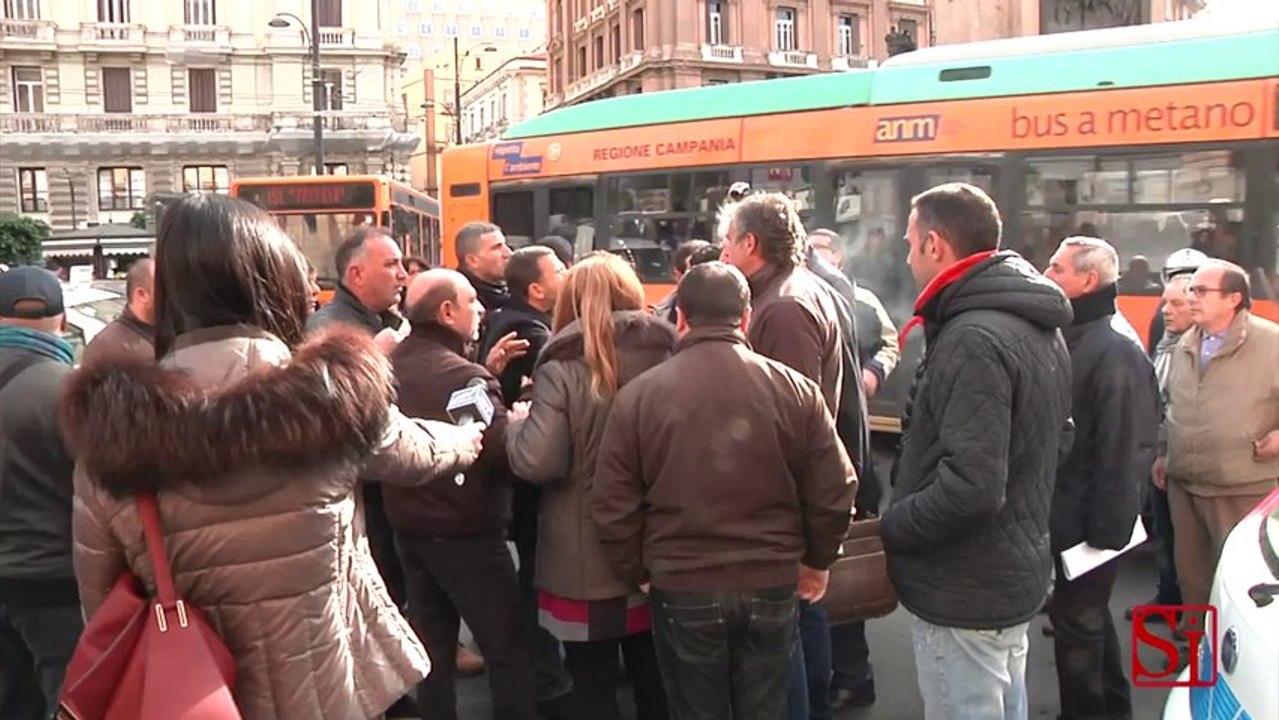 Napoli - I lavoratori Cub occupano la Camera di Commercio (25.11.13)