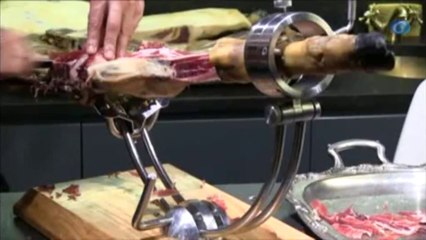 Un valenciano intenta batir en París el récord Guiness de cortar jamones