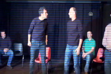 Gündüz demirci, akşam tiyatrocu