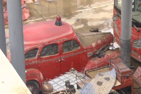 İzmir'de sular çekildi, çamur kaldı