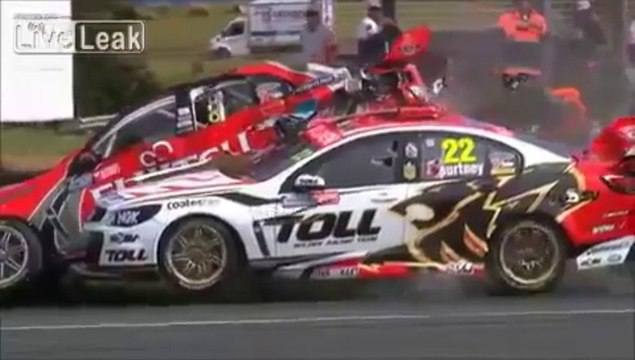 Accident terrible entre 2 V8 Supercars, en Slow Motion!
