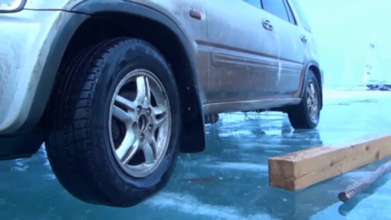 asi se saca un carro de un lago congelado