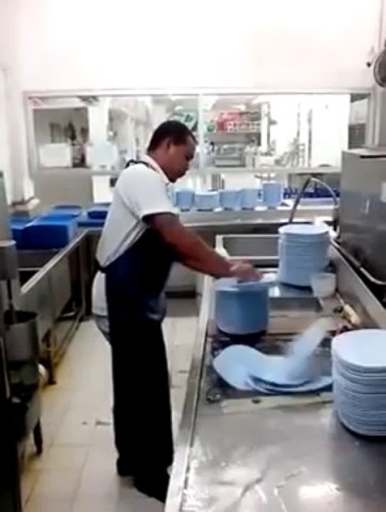 Lavage d'assiette de dingue :  50 assiettes en 10 secondes