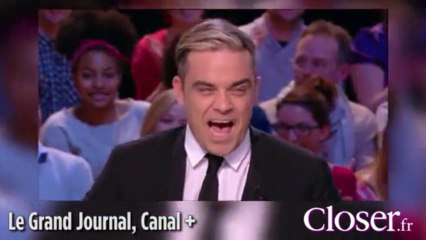 Antoine de Caunes montre son tatouage sur les fesses à Robbie Williams