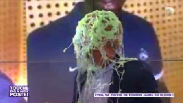 Cyril Hanouna se fait asperger par Jamel Debbouze