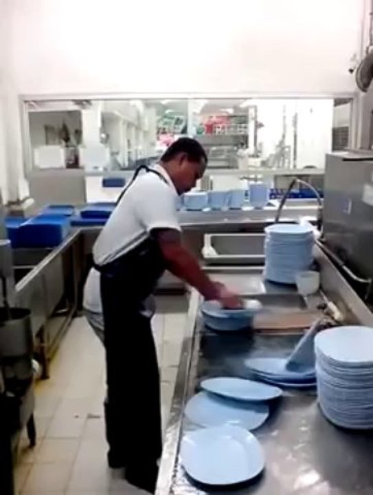 Laver 50 assiettes en 10 secondes1