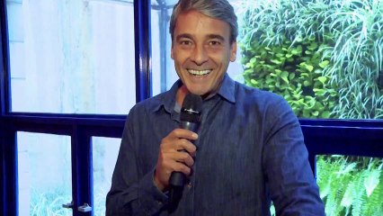 Tema de abertura cantado por Ju, Rod, Chris e Alexandre