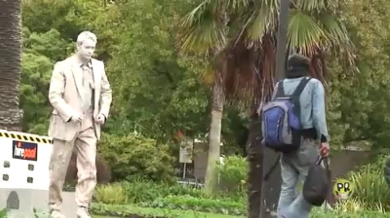 Funny Statue Scares Prank - iLovePranks.net