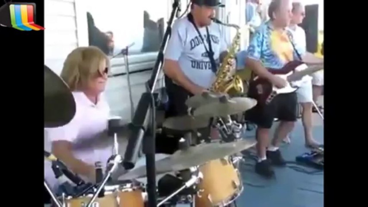 Mamie joue de la batterie ! (BUZZ)