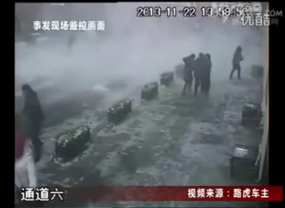 Bloc de neige tombe sur une voiture (Chine)