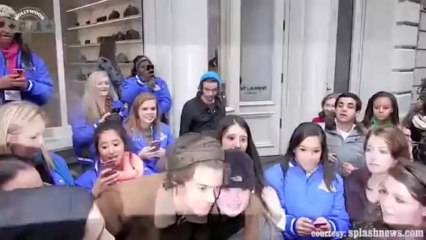 Harry Styles Comes To The Aid of A Fallen Young Lady