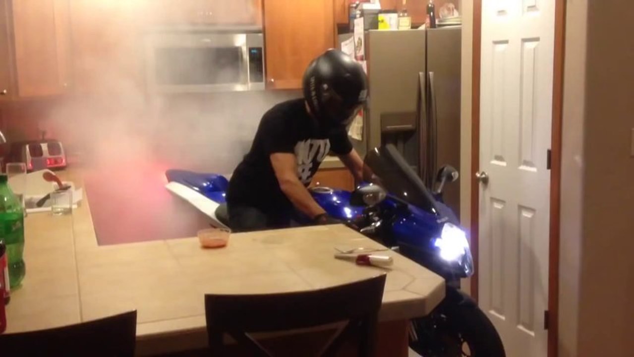 Faire un burn en GSXR dans une cuisine