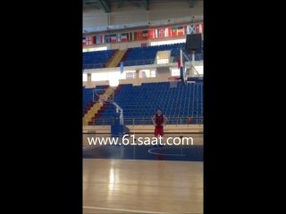 Trabzonsporlu oyuncunun orta sahadan inanılmaz basketi