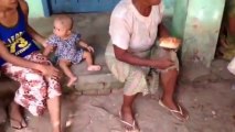 Starving of Muslims in Myanmar(burma)  توزيع الخبز لمسلمين ميانمار من قبل بعض المحسنين