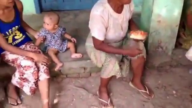 Starving of Muslims in Myanmar(burma) توزيع الخبز لمسلمين ميانمار من قبل بعض المحسنين
