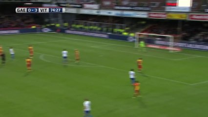 Gael Kakuta sort le ballon du stade...