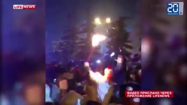 Un des relayeurs de la flamme olympique prend feu