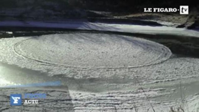 Phénomène rare : un disque de glace géant sur une rivière