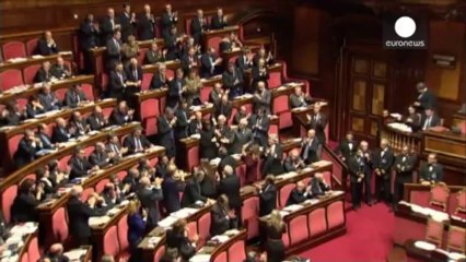 Senatörlükten azledilen Berlusconi geri dönüş sözü verdi