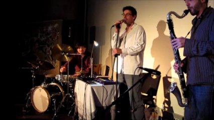 Un chat dans la table de nuit