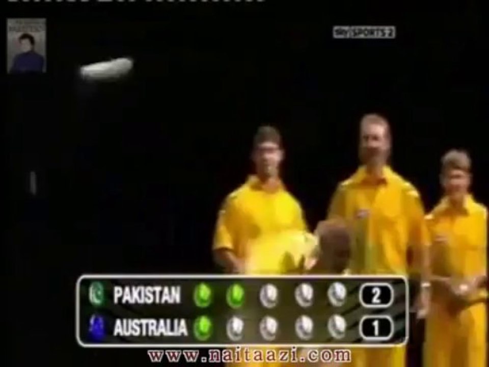 adam gilchrist broke the wicket while bowling