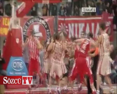 Olympiakos-G.Saray maçında kavga çıktı!