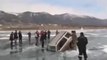 Rus balıkçılar buzlu gölden balık yerine arabalarını çıkartılar