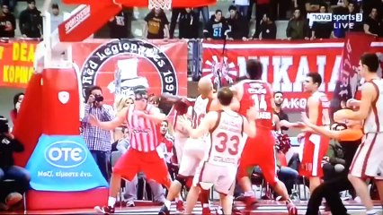 Bagarre en Euroligue entre Pops Mensah Bonsu (Galatasaray) et Mirza Begic (Olympiakos)