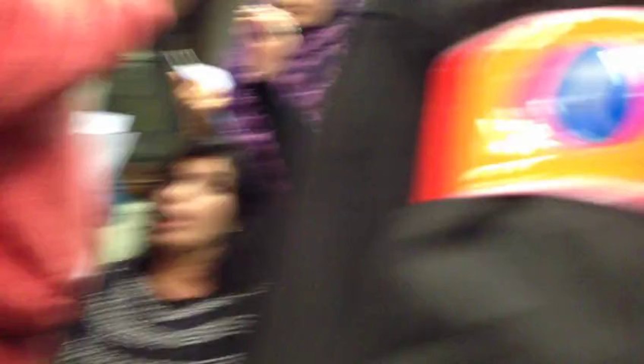 Le président du conseil communal de Molenbeek demande au public de quitter la salle