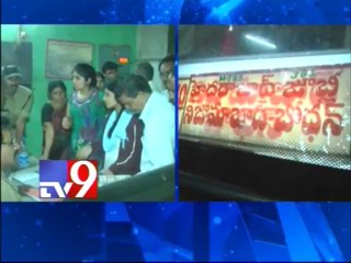 Скачать видео: Gold ornaments, cash worth lakhs looted