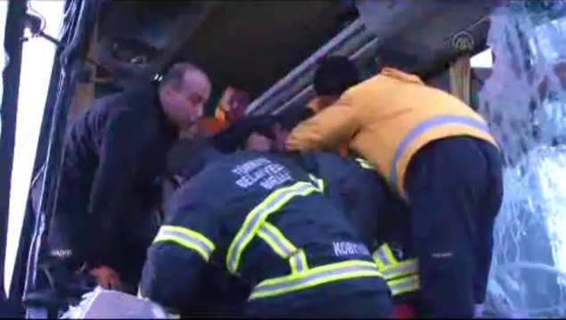 Kırıkkale'de yolcu otobüsü ile kamyon çarpıştı: 20 yaralı 