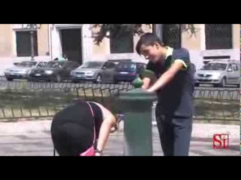 Napoli - I napoletani bevono acqua di rubinetto nonostante l'Espresso (28.11.13)