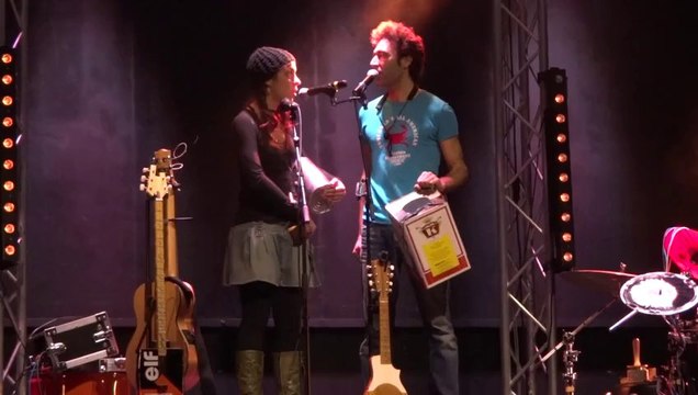 Jerem et Oriane Lacaille devant les enfants du Blanc-mesnil
