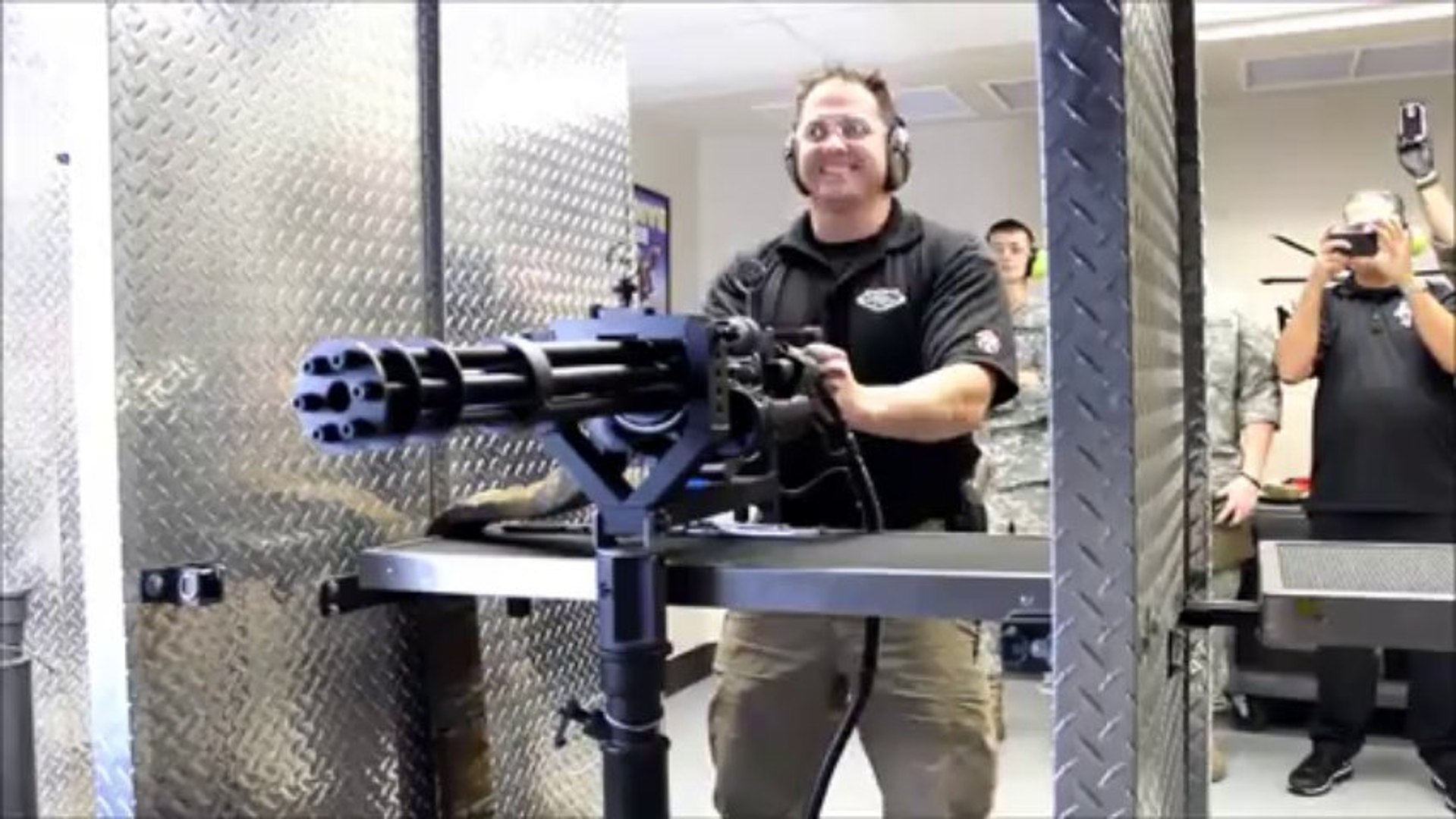 Tirer avec un Minigun : 100 balles en 1,5 sec Enorme! - Vidéo