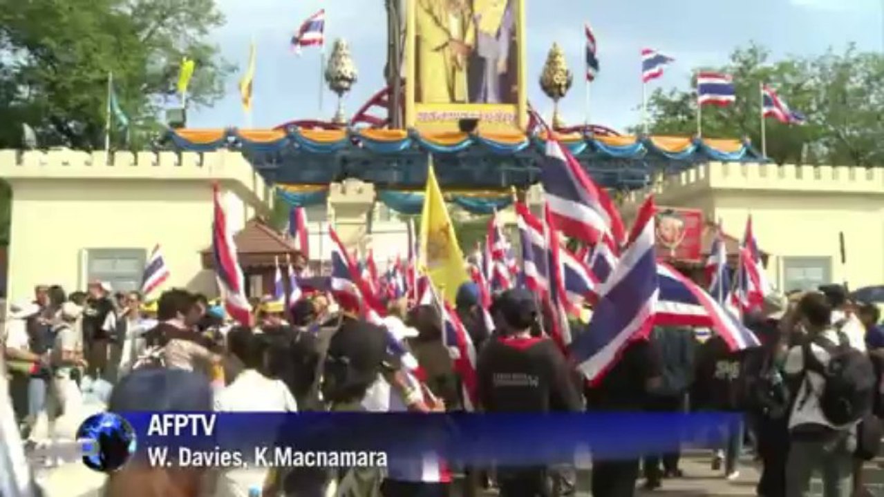 Thai protesters target army, ruling party headquarters