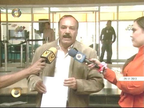 Consignan documento ante el CNE para denunciar presuntas irregularidades de Maduro en la campaña electoral