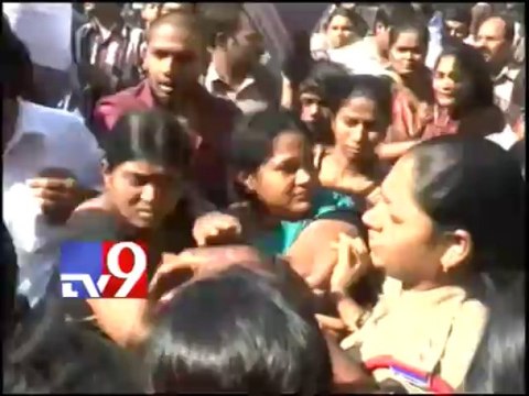 Palem bus accident victims' families dharna outside Botsa's home