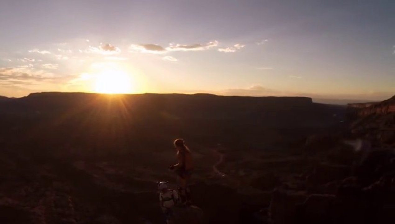 Escalader les "Moab Towers" et sauter d'en haut en Base Jump. GoPro!