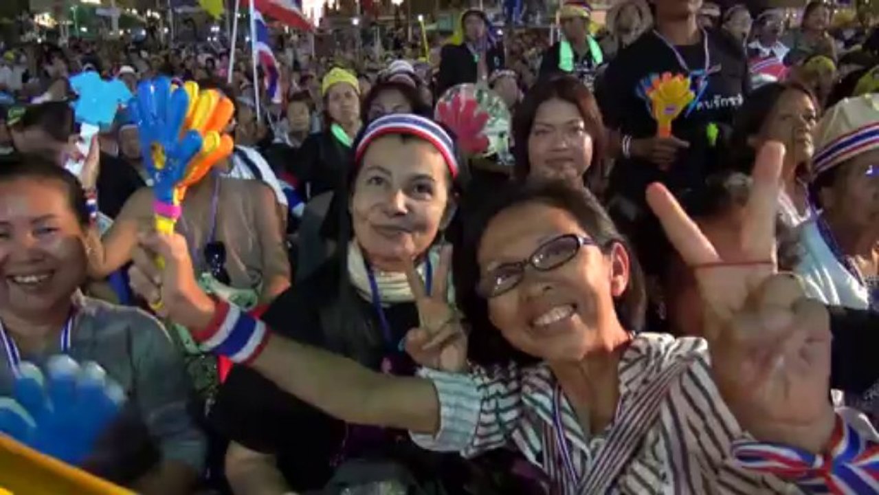 Bangkok (Thailande) 29/11/2013 Abhisit Vejjajiva vient prendre un bain de foule à Democracy Monument