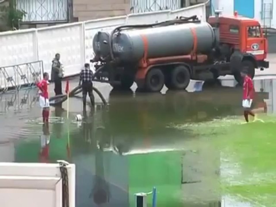 Terrain de foot inondé, impossible de tirer le corner sans se mouiller!