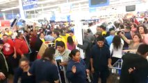 2 femmes se battent pour une TV en sold : Black Friday dans un WALMART aux USA.