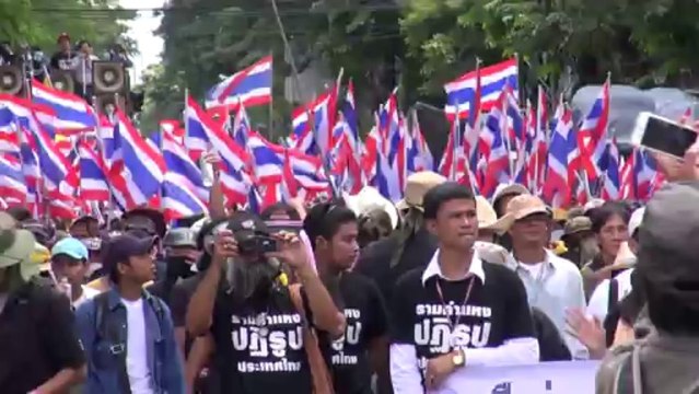 Bangkok (Thailande) 29:11:2013 Les manifestants vont au quartier general de l armee