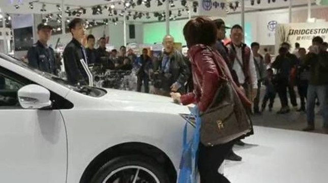 Femme force son mari à acheter une voiture neuve en la rayant