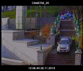 Un 4×4 descend des escaliers pour échapper à la police